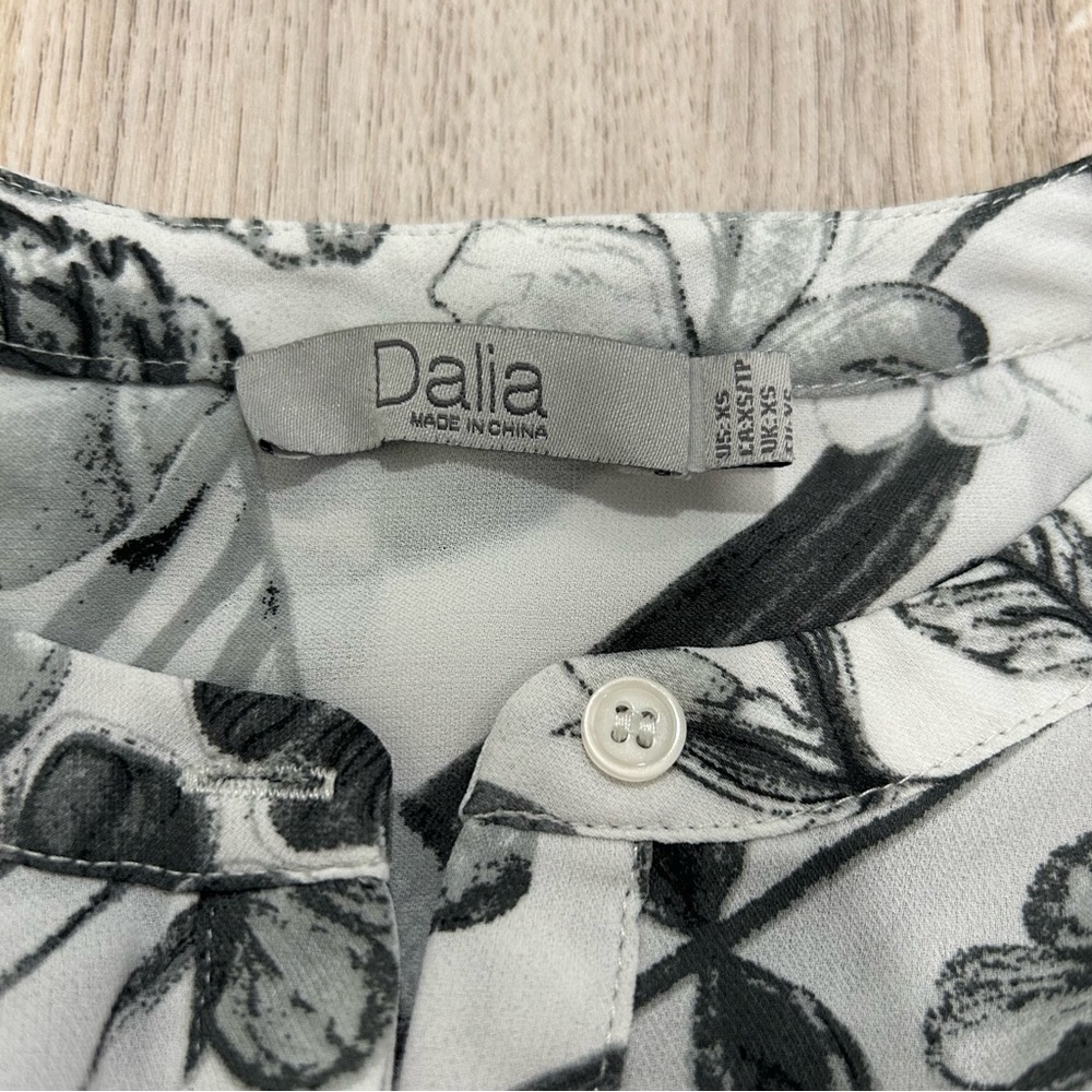 Dalia Black White Floral Sleeveless Blouse Lightweight Summer Top Size XS - Picture 4 of 7